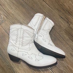 White leather Sketcher cowgirl boots size 11